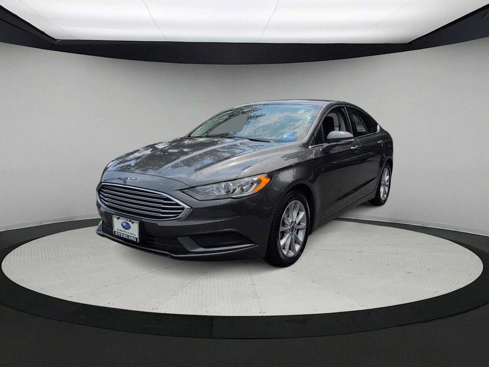 Used 2017 Ford Fusion SE FWD image 4