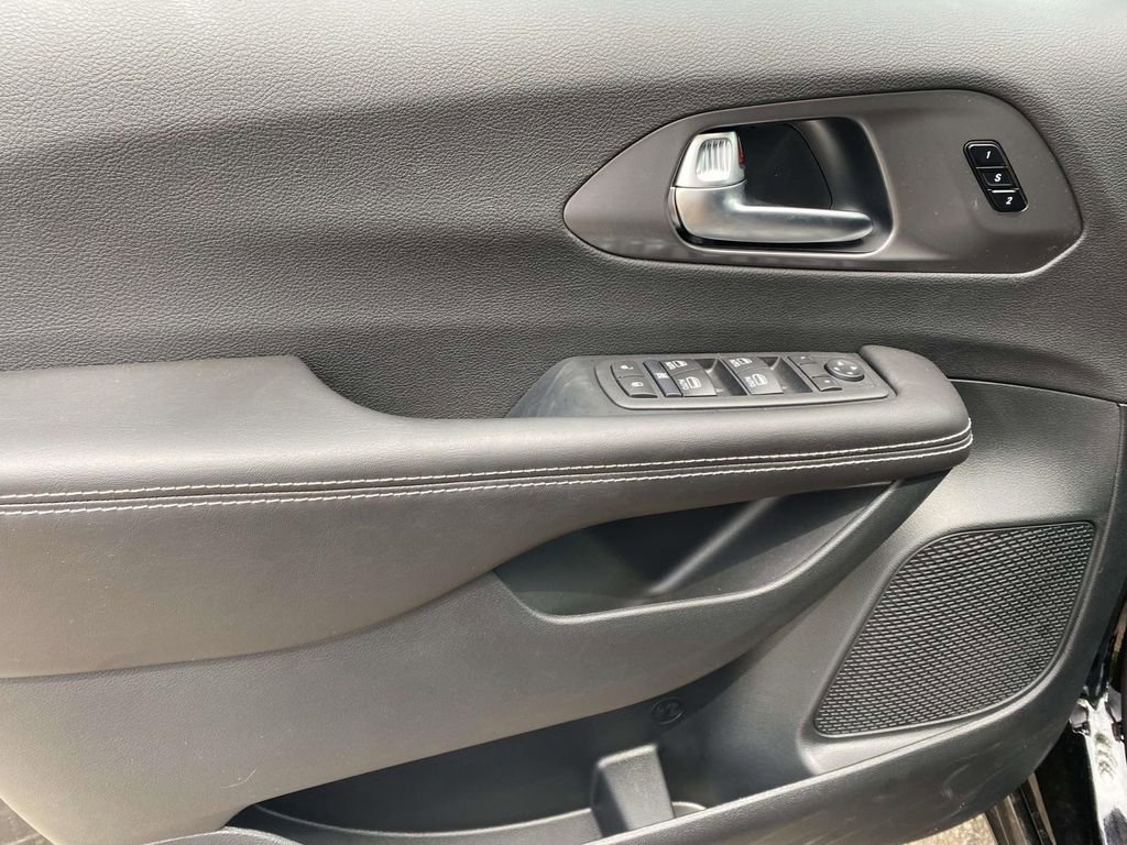 New 2026 Chrysler Pacifica Select FWD image 44