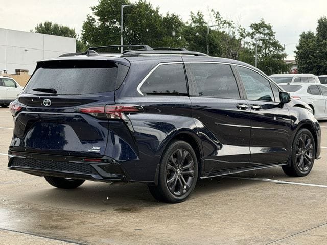 Used 2024 Toyota Sienna XSE FWD image 4