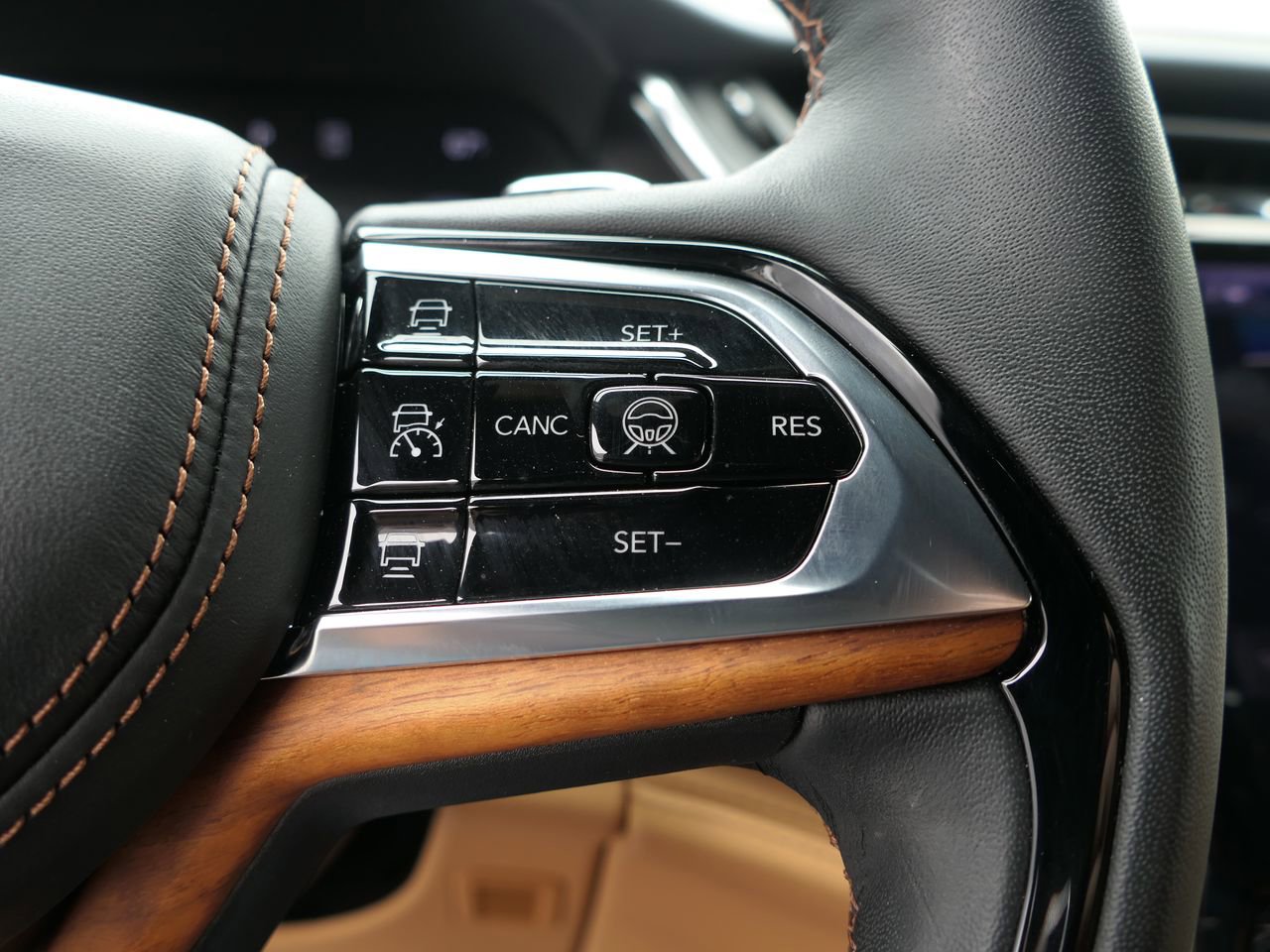 Used 2023 Jeep Grand Cherokee L Summit AWD/4WD image 15