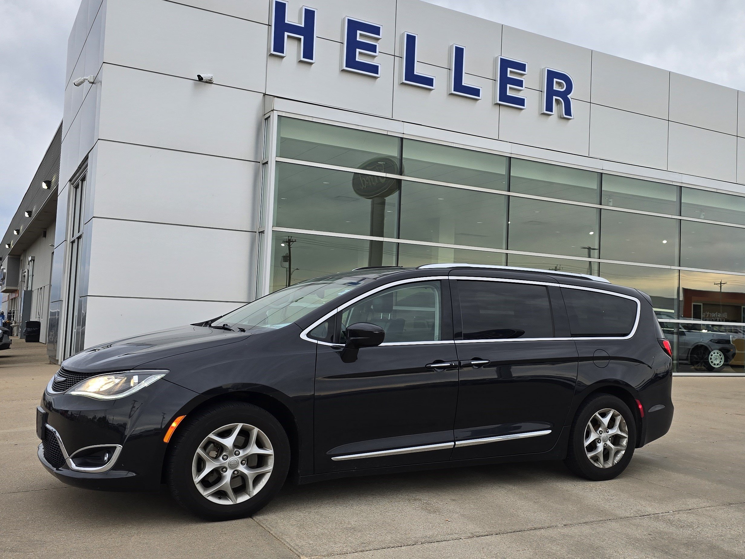 Used 2019 Chrysler Pacifica Touring-L Plus w/ Tire & Wheel Group FWD image 3