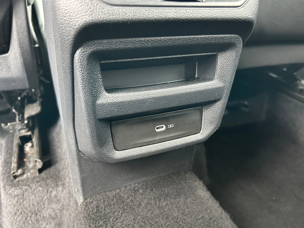 Used 2025 Volkswagen Taos SE AWD/4WD image 32