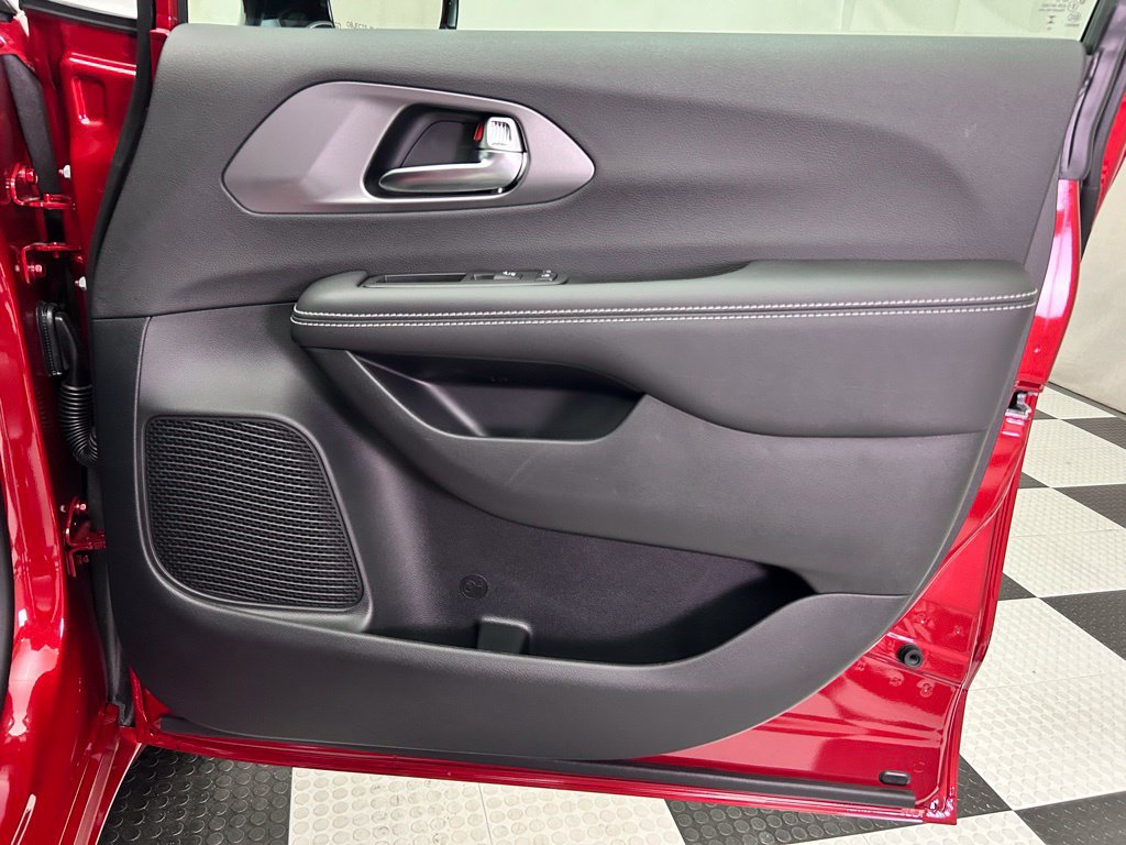 New 2026 Chrysler Pacifica Select AWD/4WD image 24