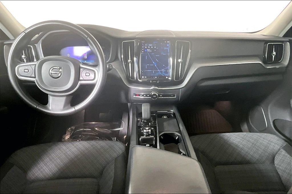 Used 2022 Volvo XC60 B5 Momentum image 15