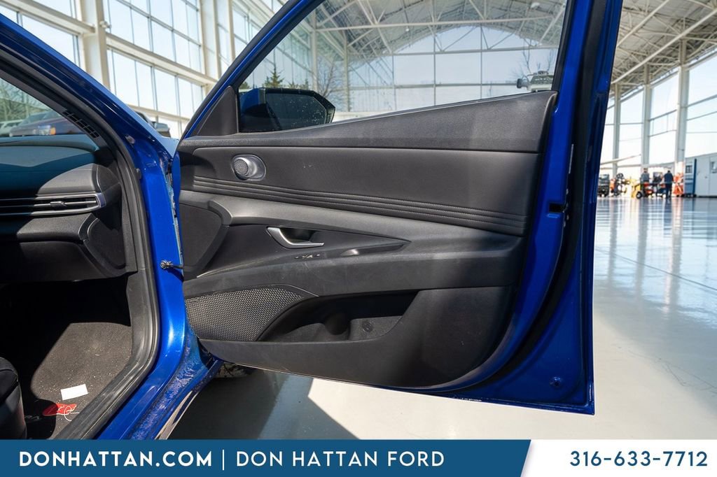 Used 2023 Hyundai Elantra Limited image 22