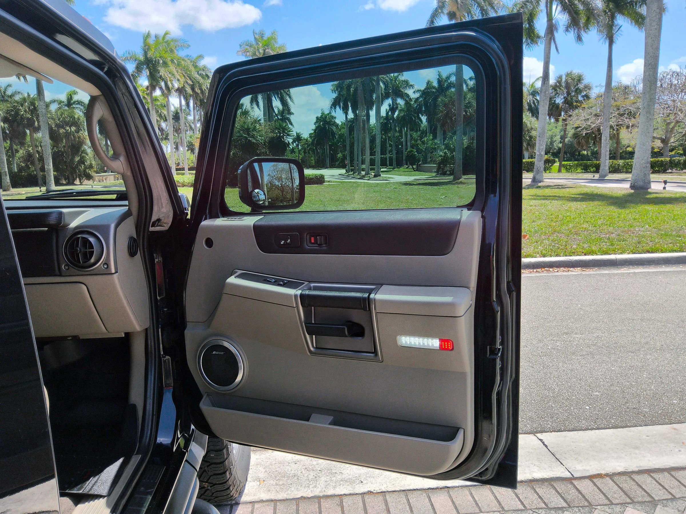 Used 2003 HUMMER H2 w/ Preferred Equipment Group image 33