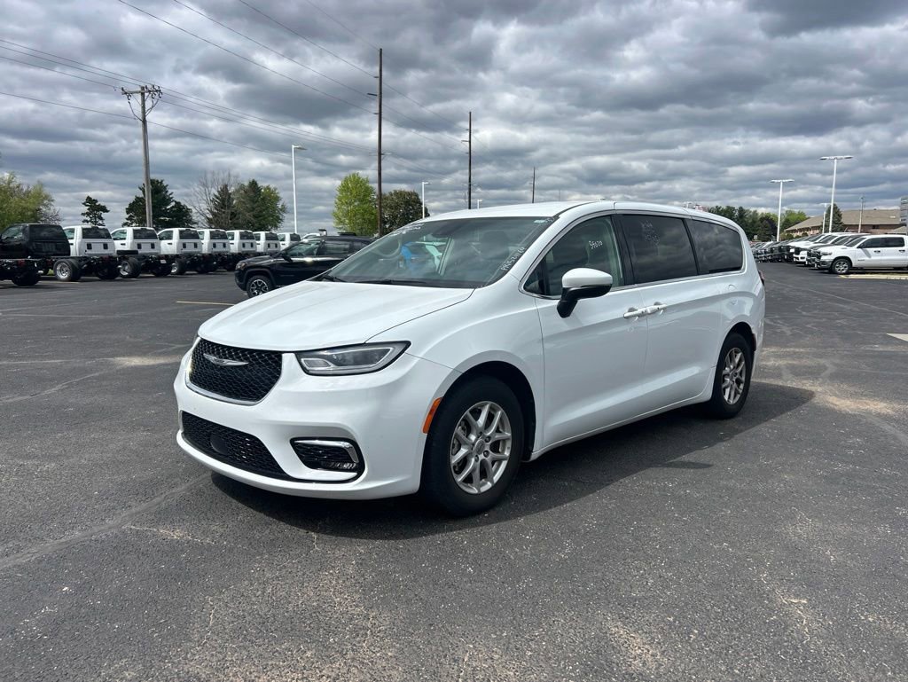 Certified 2023 Chrysler Pacifica Touring-L FWD image 5