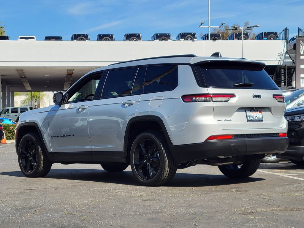 Used 2023 Jeep Grand Cherokee L Laredo image 2