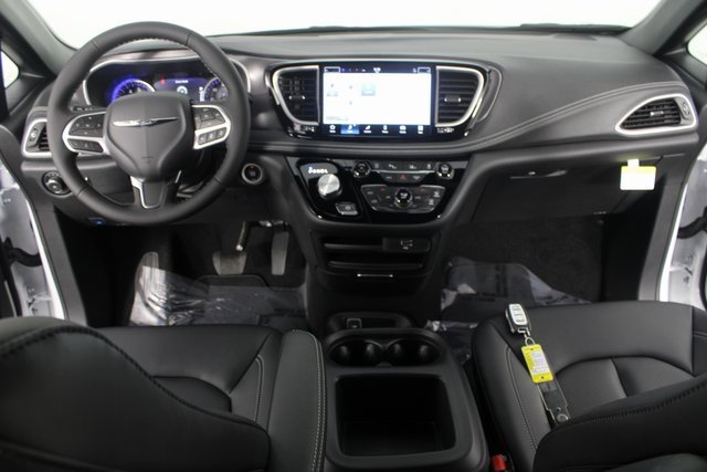 New 2026 Chrysler Pacifica Select image 10