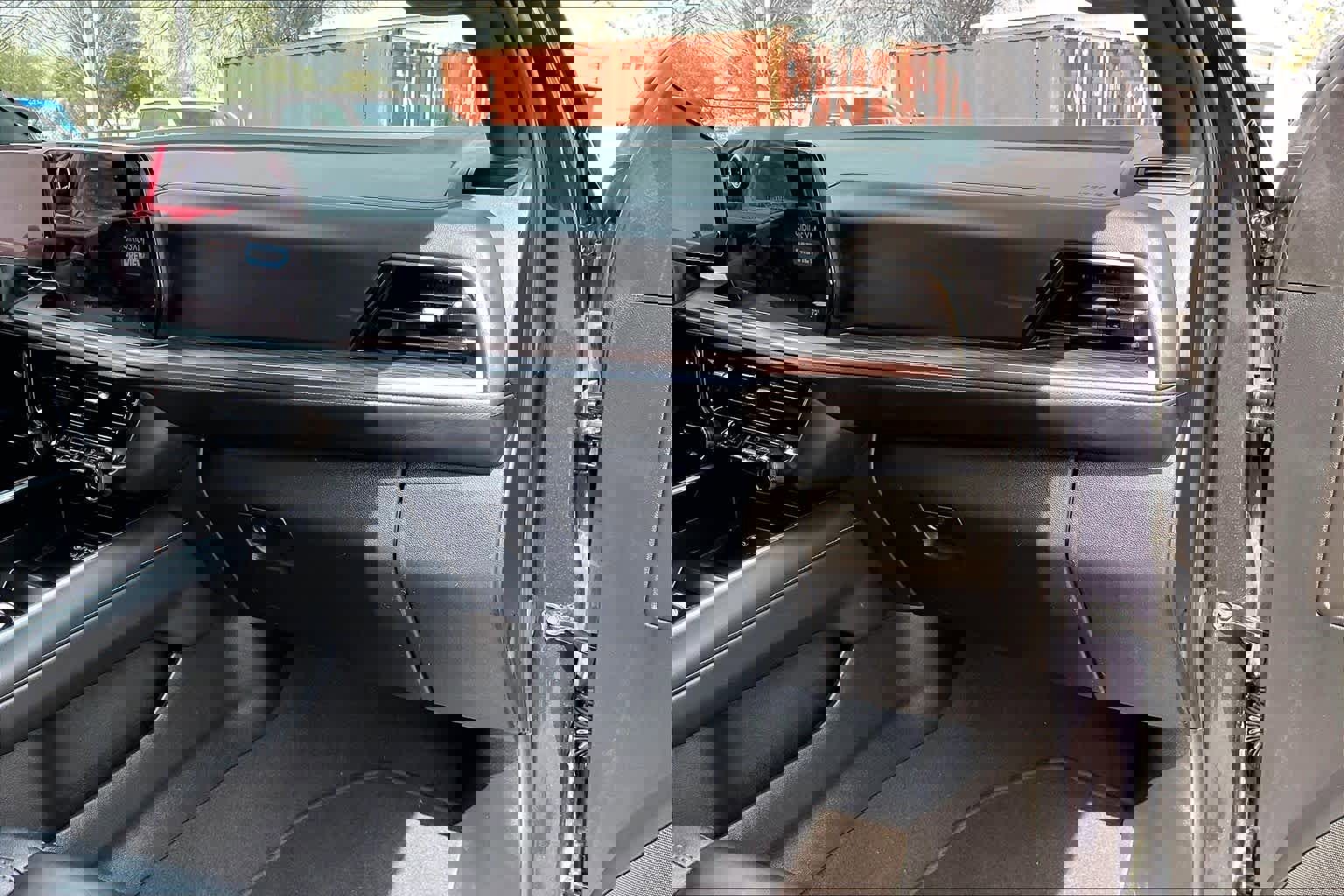 Used 2025 Chevrolet Suburban LT image 18