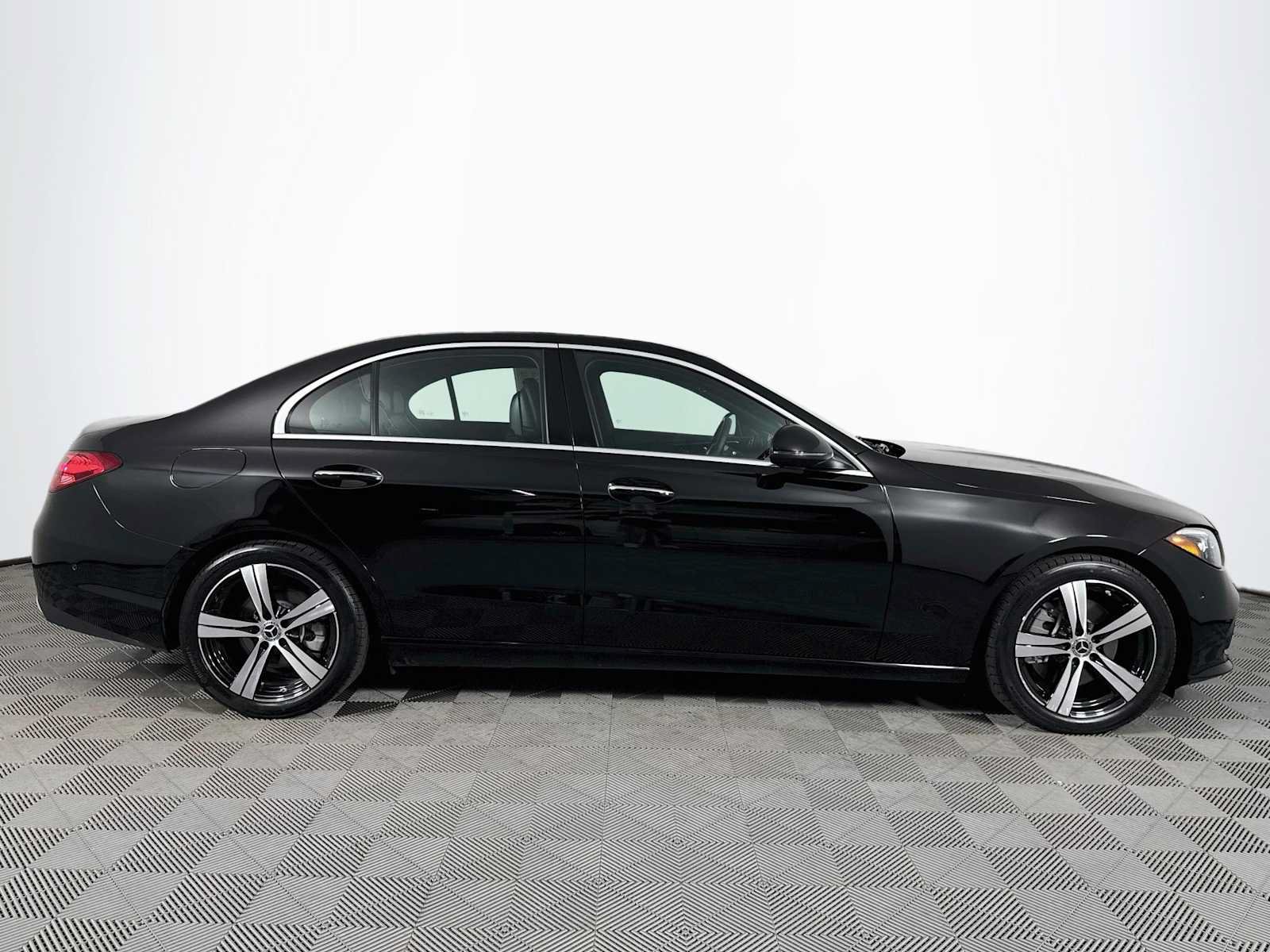Used 2025 Mercedes-Benz C 300 4MATIC Sedan image 4