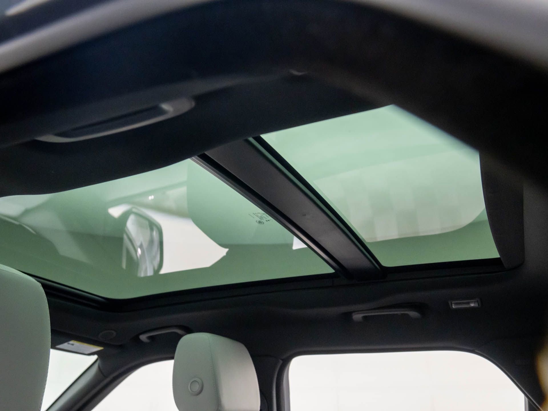 Used 2024 Land Rover Range Rover Velar Dynamic SE image 16