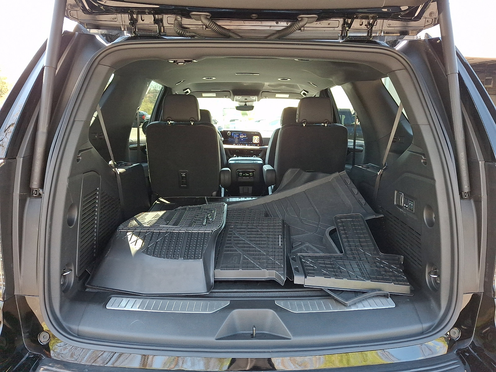 Used 2025 Chevrolet Tahoe High Country AWD/4WD image 28