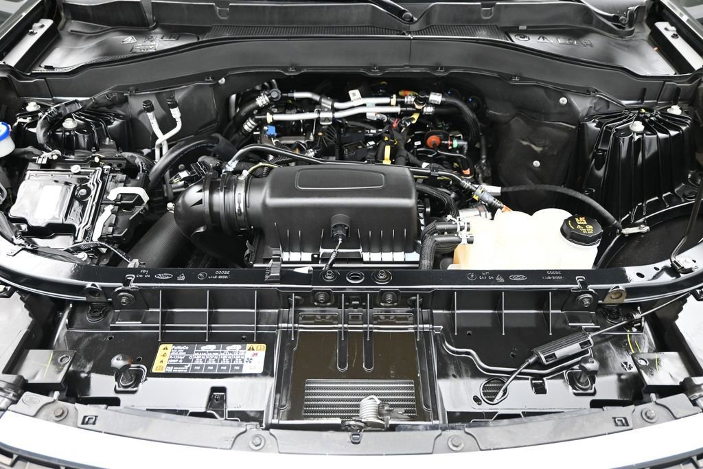 Used 2023 Ford Explorer XLT AWD/4WD image 16