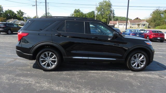 Certified 2022 Ford Explorer XLT w/ Equipment Group 202A image 9