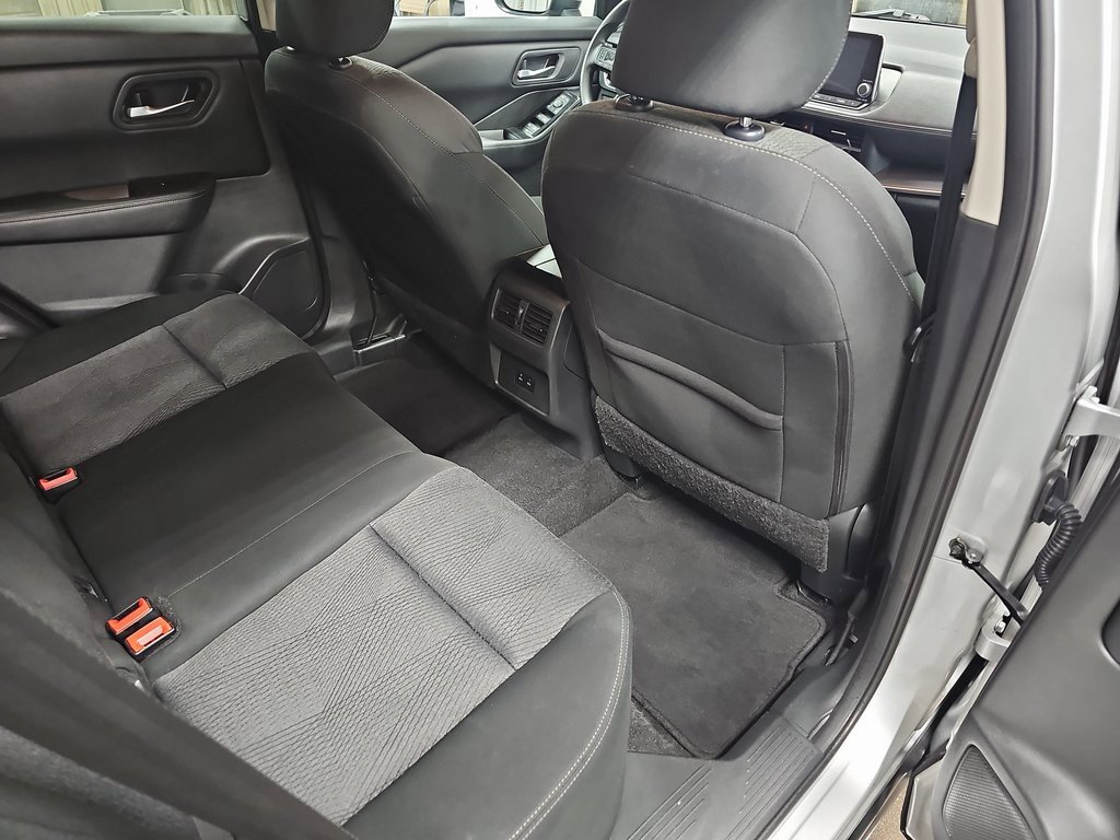 Used 2024 Nissan Rogue SV image 11