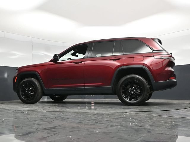 Used 2025 Jeep Grand Cherokee Altitude AWD/4WD image 57