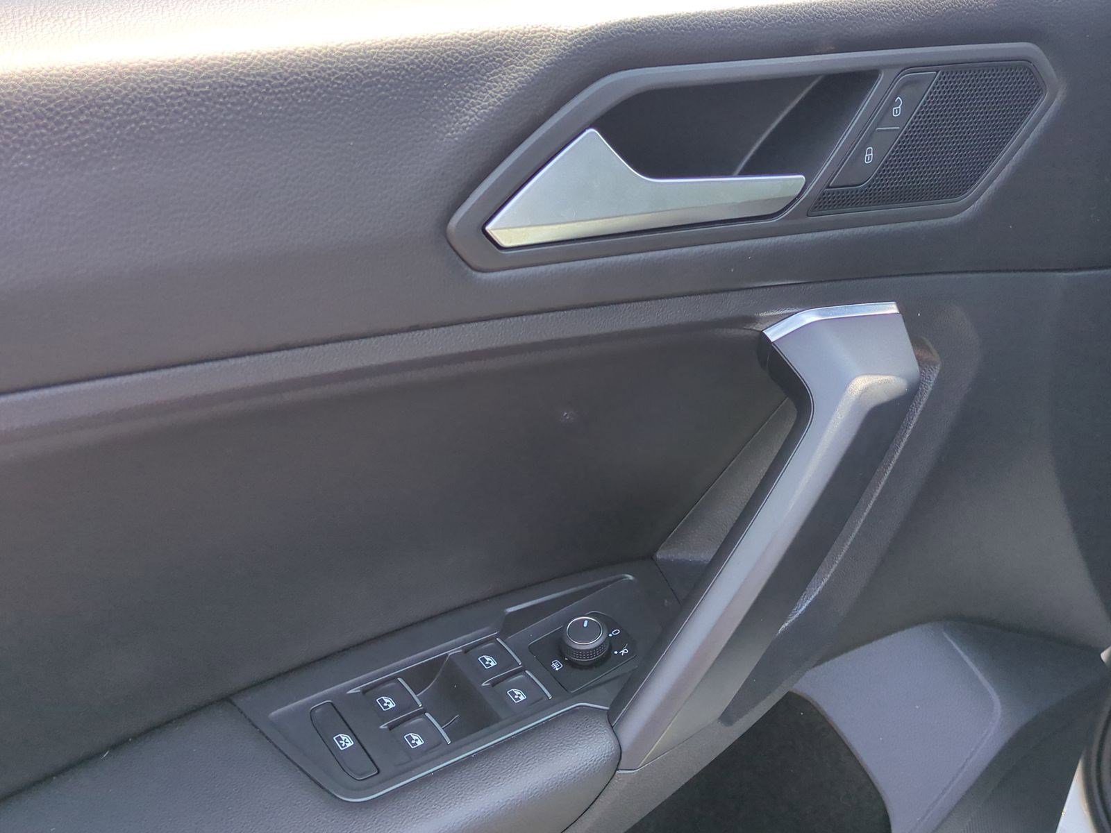 Used 2021 Volkswagen Tiguan SE w/ Panoramic Sunroof Package AWD/4WD image 15