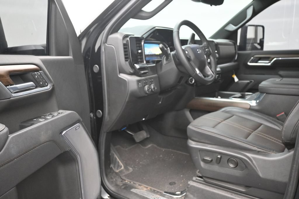 Used 2025 Chevrolet Silverado 2500 High Country w/ High Country Premium Package AWD/4WD image 11
