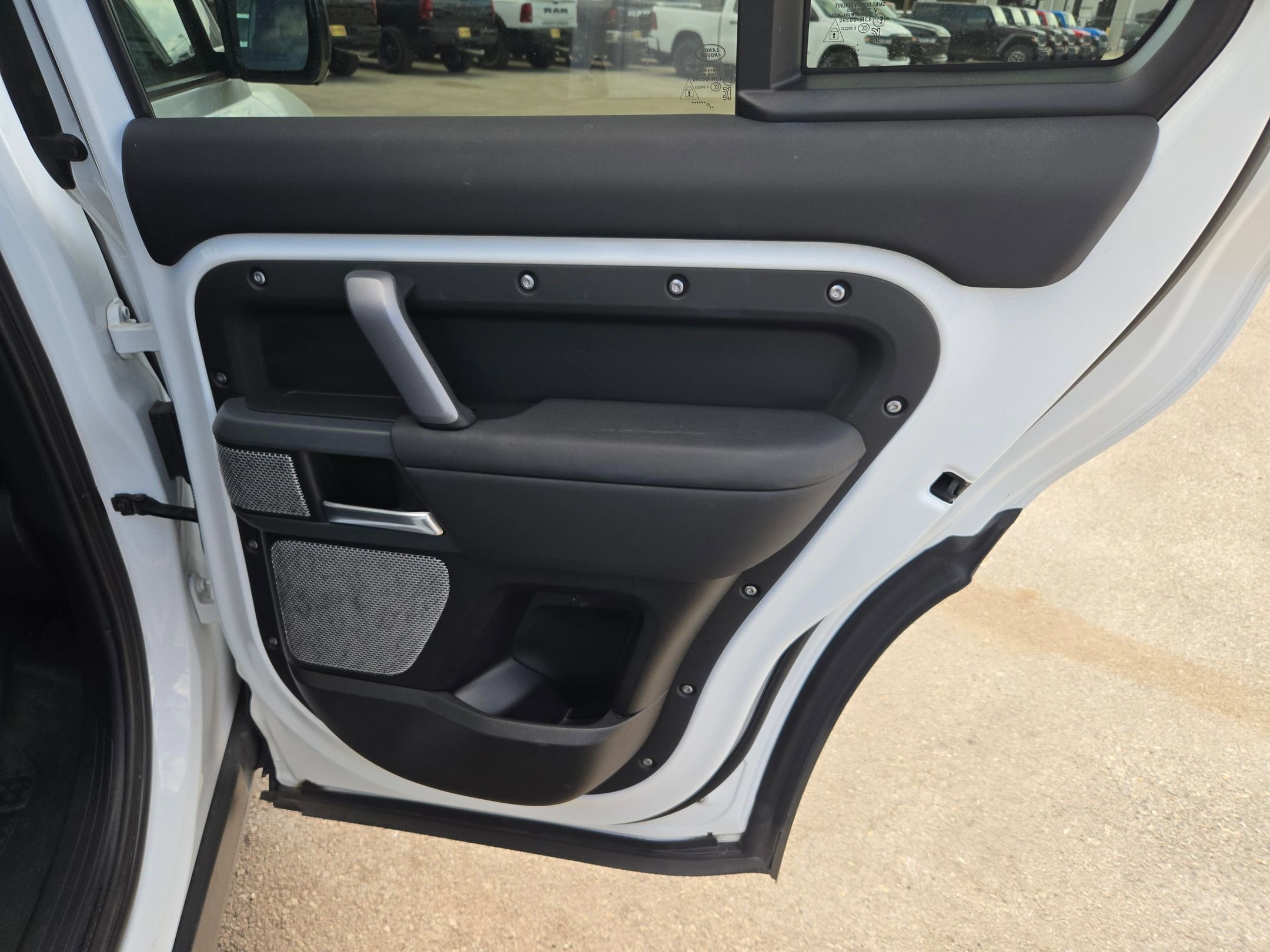 Used 2024 Land Rover Defender 130 X-Dynamic SE image 30