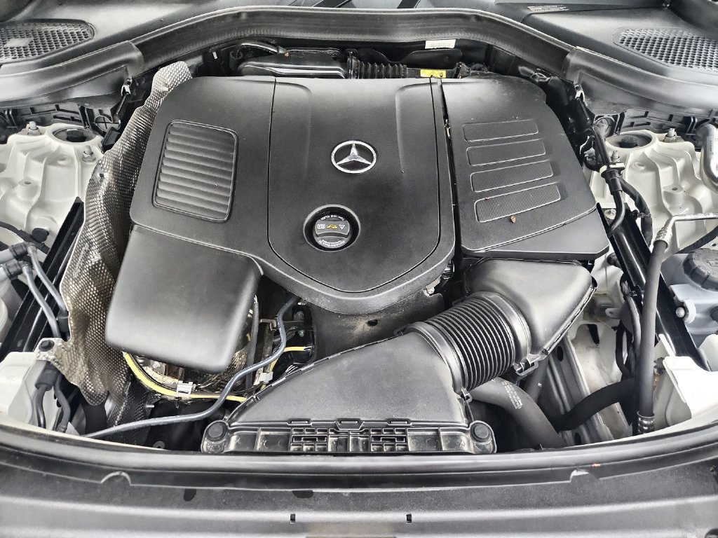 Used 2025 Mercedes-Benz GLC 300 4MATIC image 36
