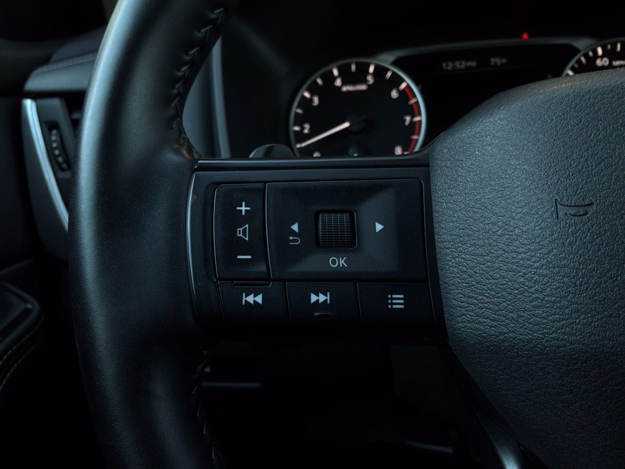 Used 2025 Nissan Rogue SV AWD/4WD image 39