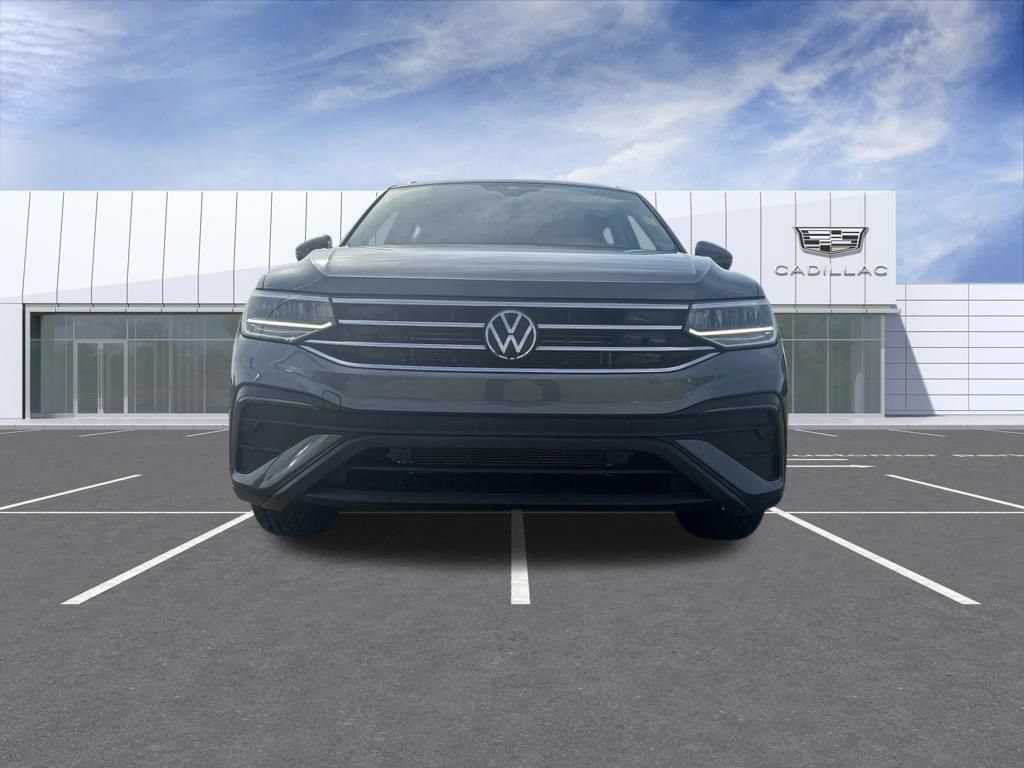 Used 2023 Volkswagen Tiguan SE w/ Panoramic Sunroof Package FWD image 7