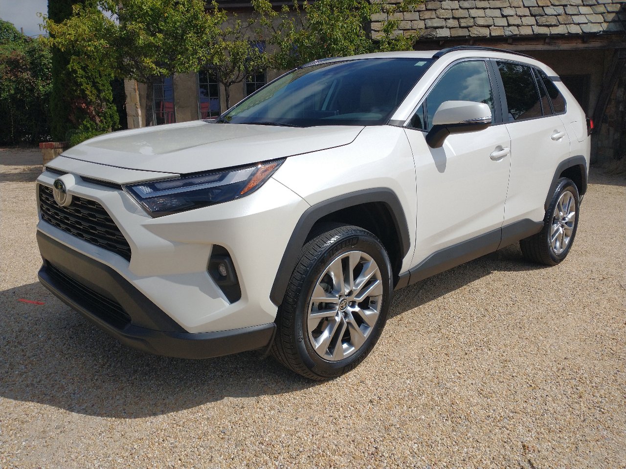 Used 2022 Toyota RAV4 XLE Premium image 7