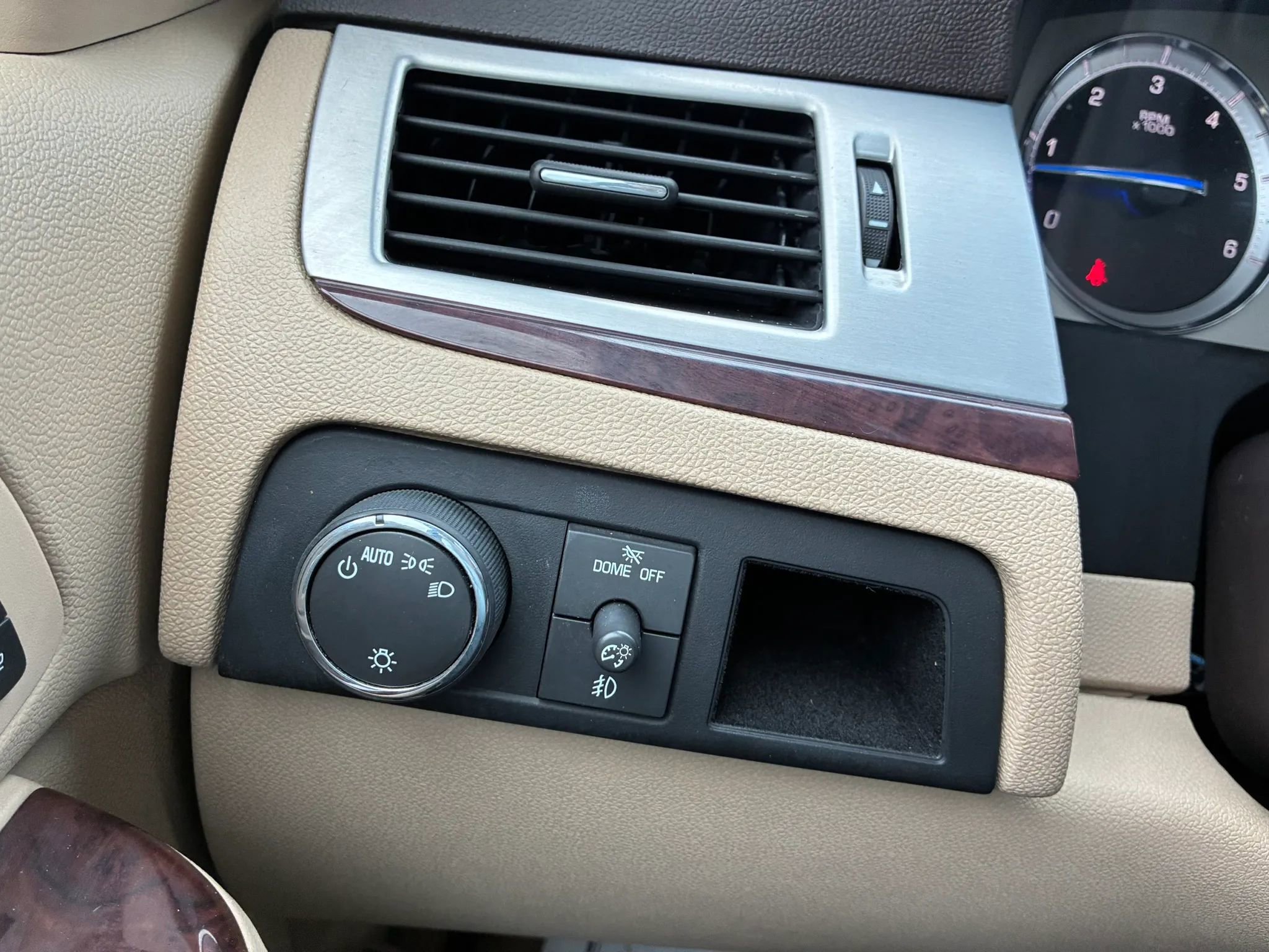 Used 2014 Cadillac Escalade Luxury AWD/4WD image 12