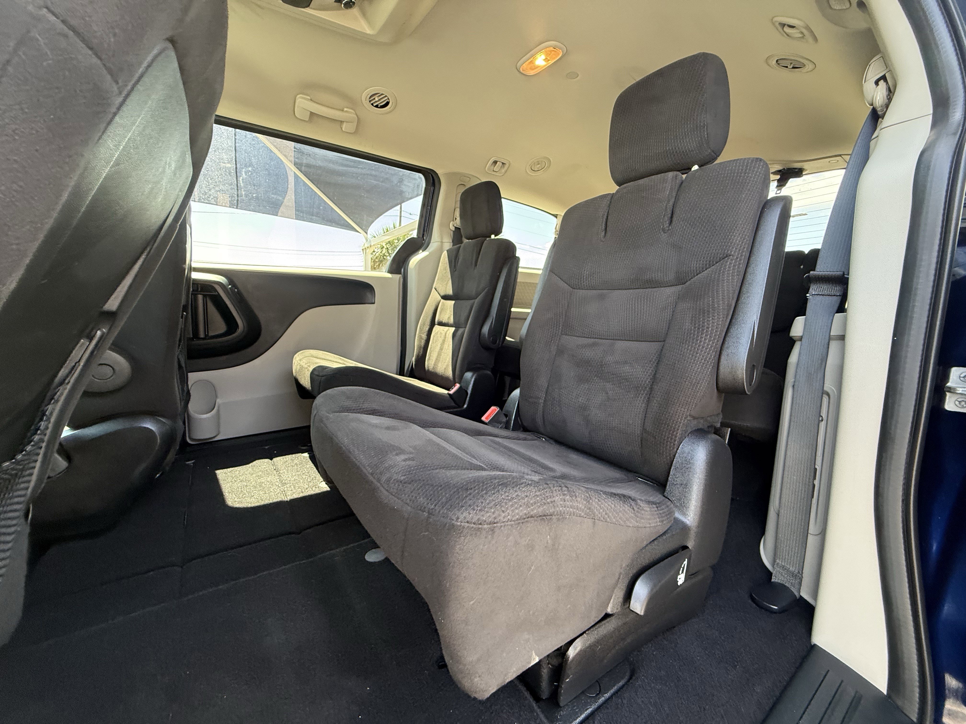Used 2015 Dodge Grand Caravan SXT w/ UConnect Hands-Free Group image 13