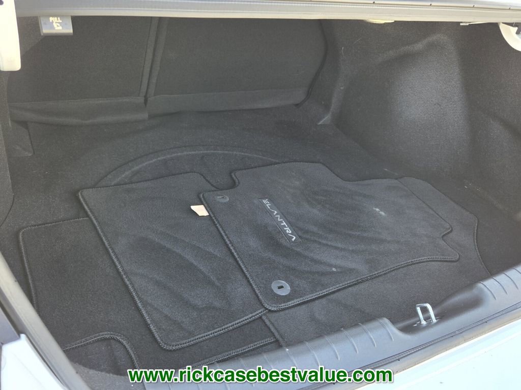 Used 2023 Hyundai Elantra Limited image 15