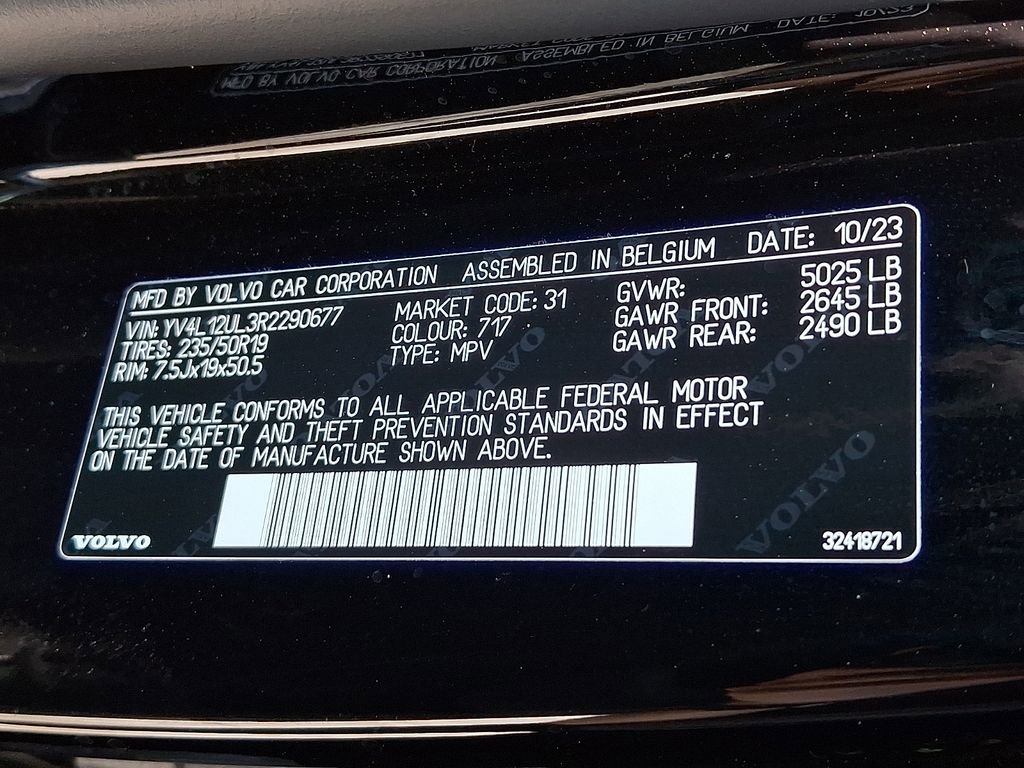 Used 2024 Volvo XC40 B5 Plus image 28