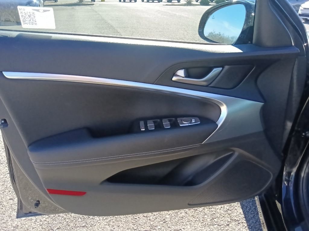 Used 2025 Genesis G70 2.5T image 11