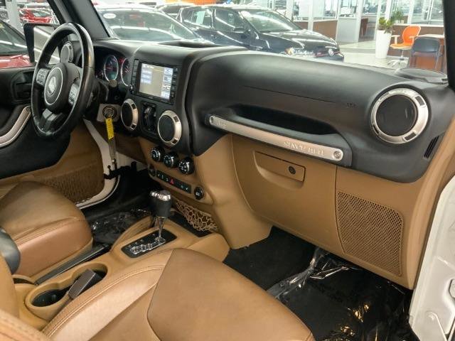 Used 2017 Jeep Wrangler Unlimited Rubicon w/ Connectivity Group image 8