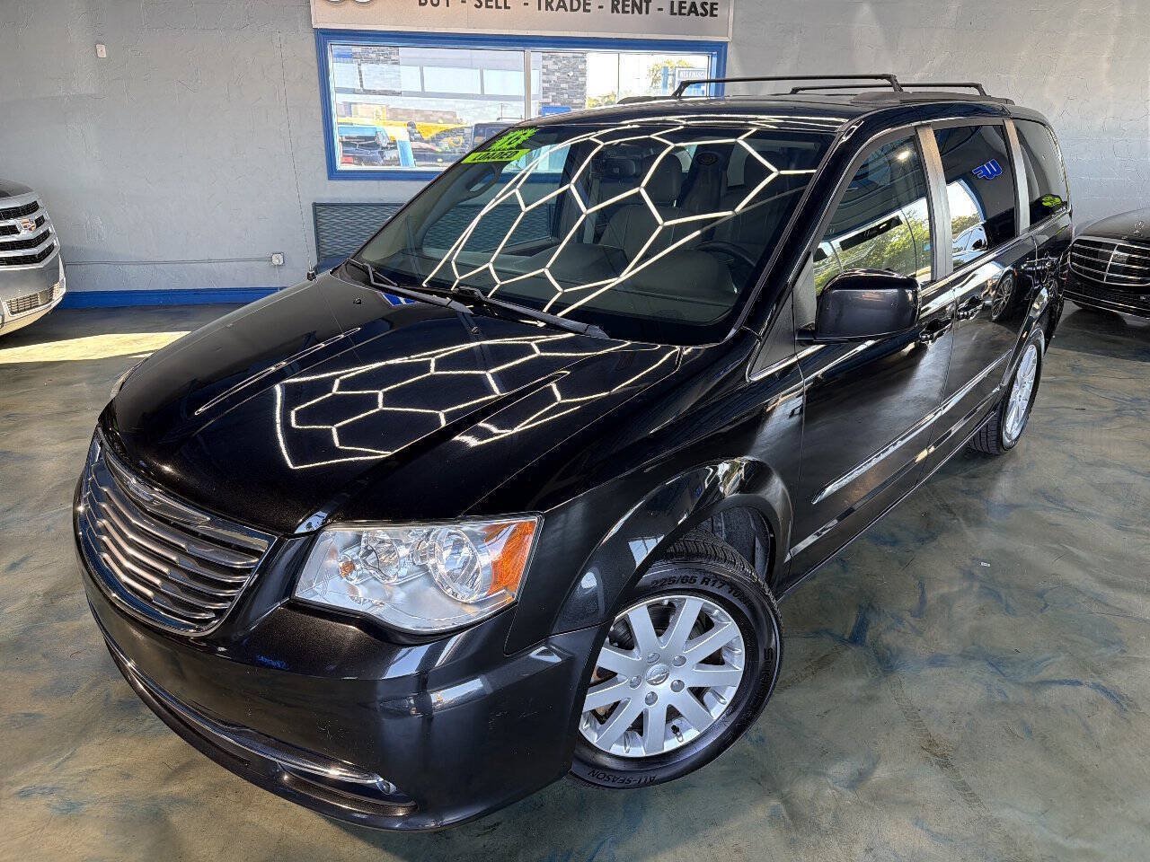 Used 2016 Chrysler Town & Country Touring FWD image 1