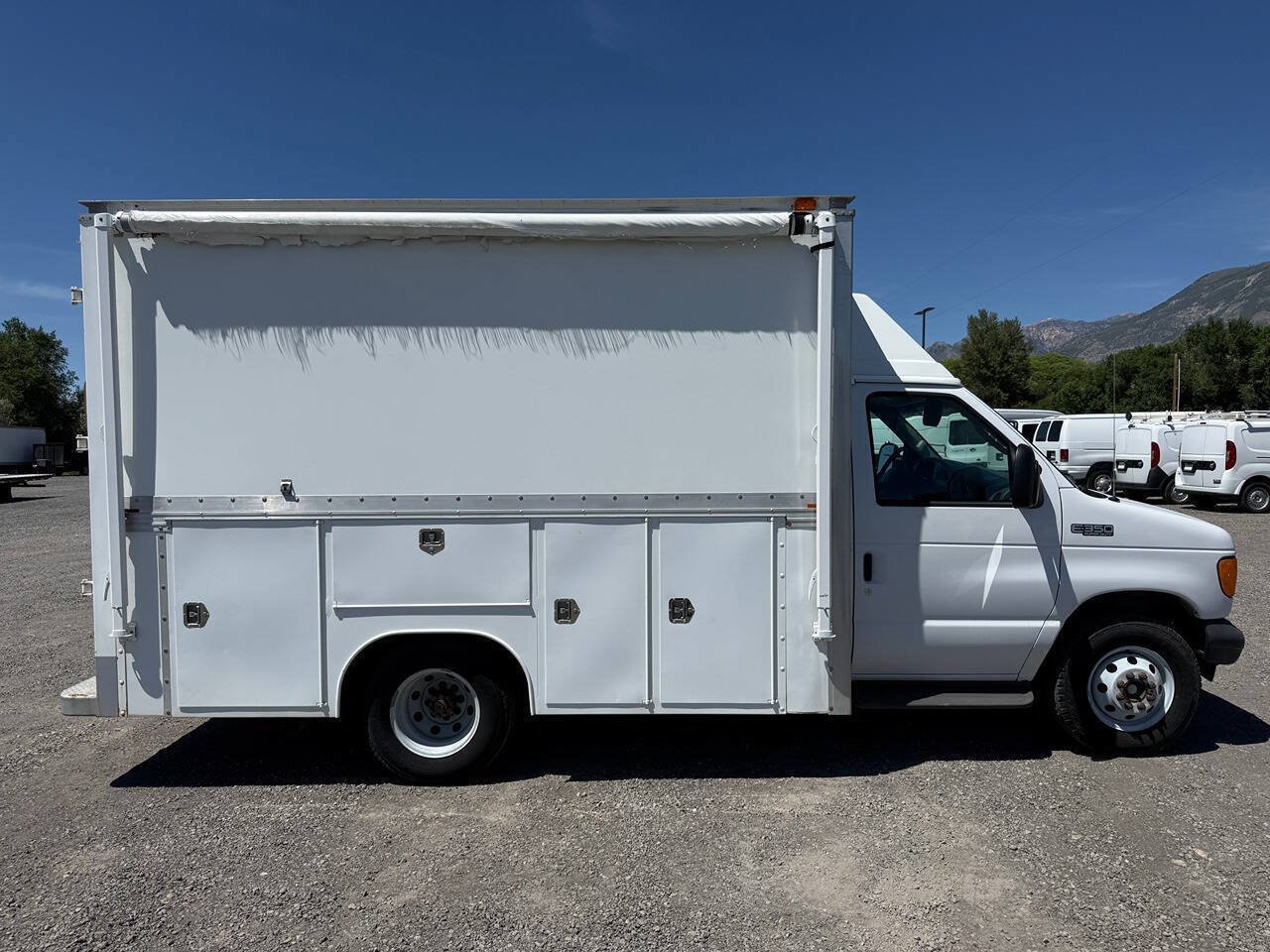 Used 2005 Ford E-350 and Econoline 350 Super Duty RWD image 2