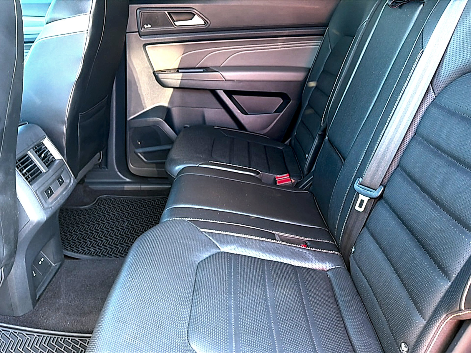 Used 2022 Volkswagen Atlas Cross Sport SEL Premium R-Line w/ Cross Sport MDO Package AWD/4WD image 19