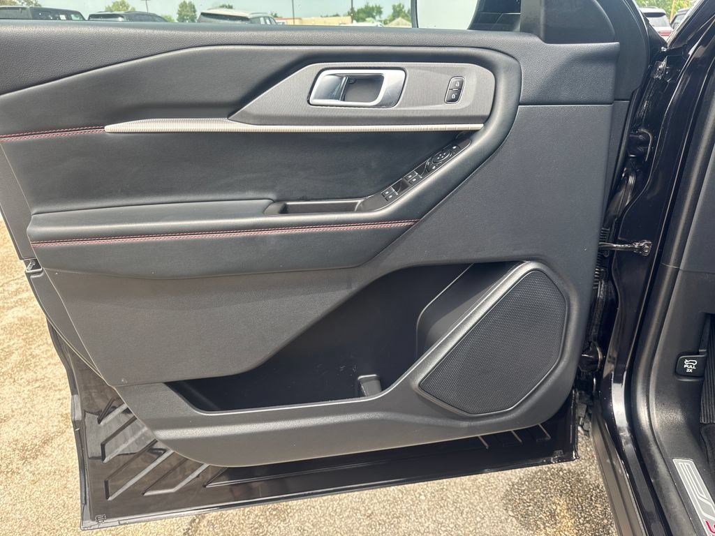 Used 2025 Ford Explorer ST-Line w/ ST-Line Street Pack AWD/4WD image 11