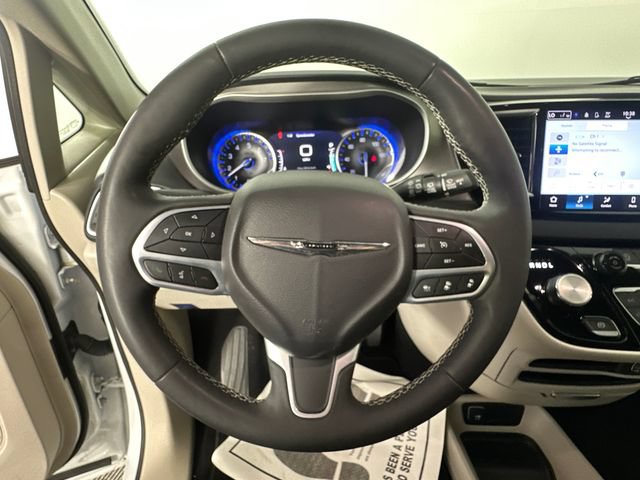 Used 2024 Chrysler Pacifica Touring-L FWD image 27