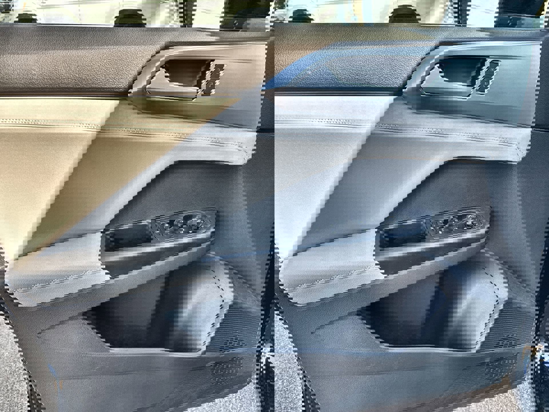 Certified 2025 Volkswagen Taos SE image 21