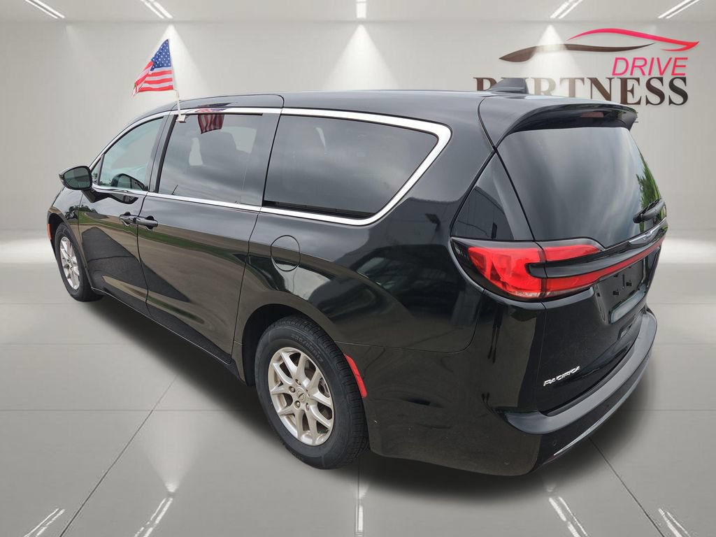 Used 2024 Chrysler Pacifica Touring-L FWD image 6