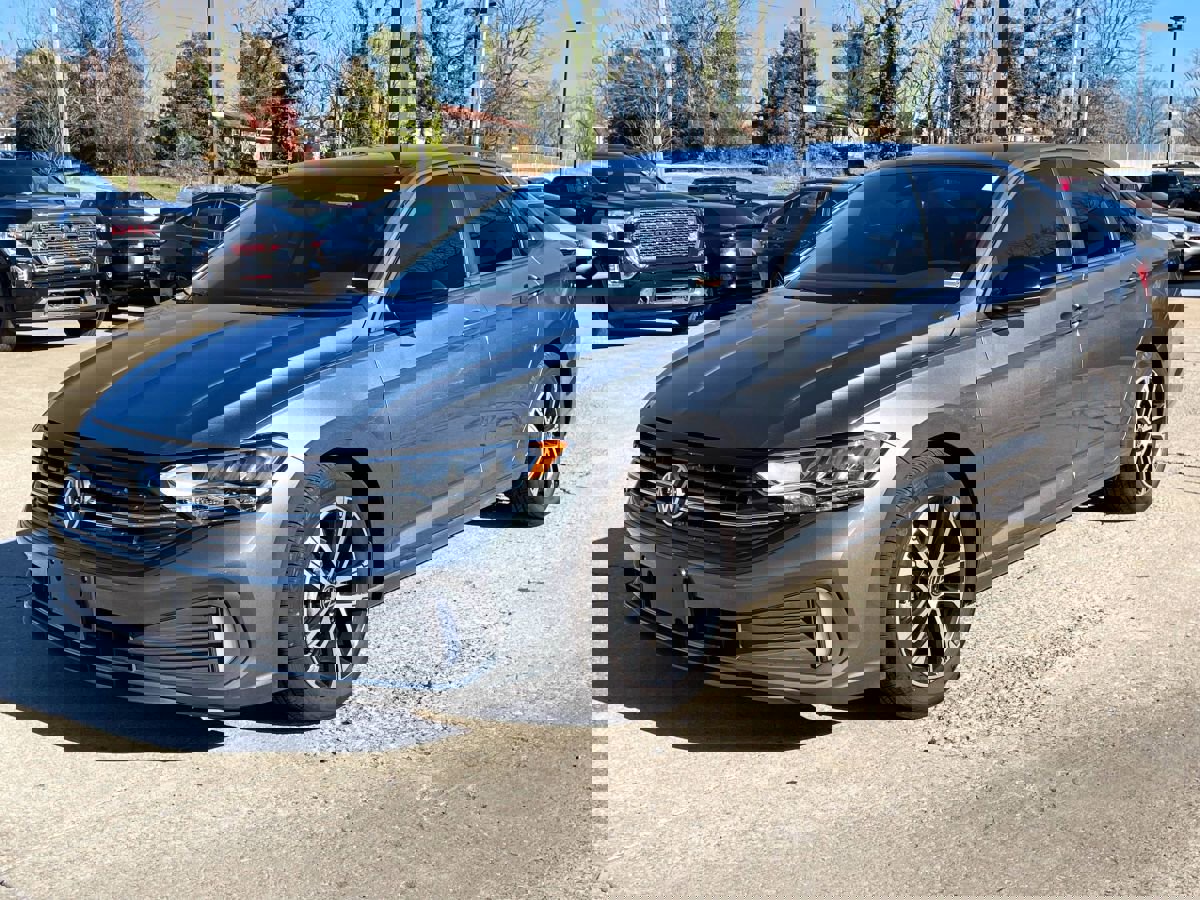Used 2024 Volkswagen Jetta Sport image 1