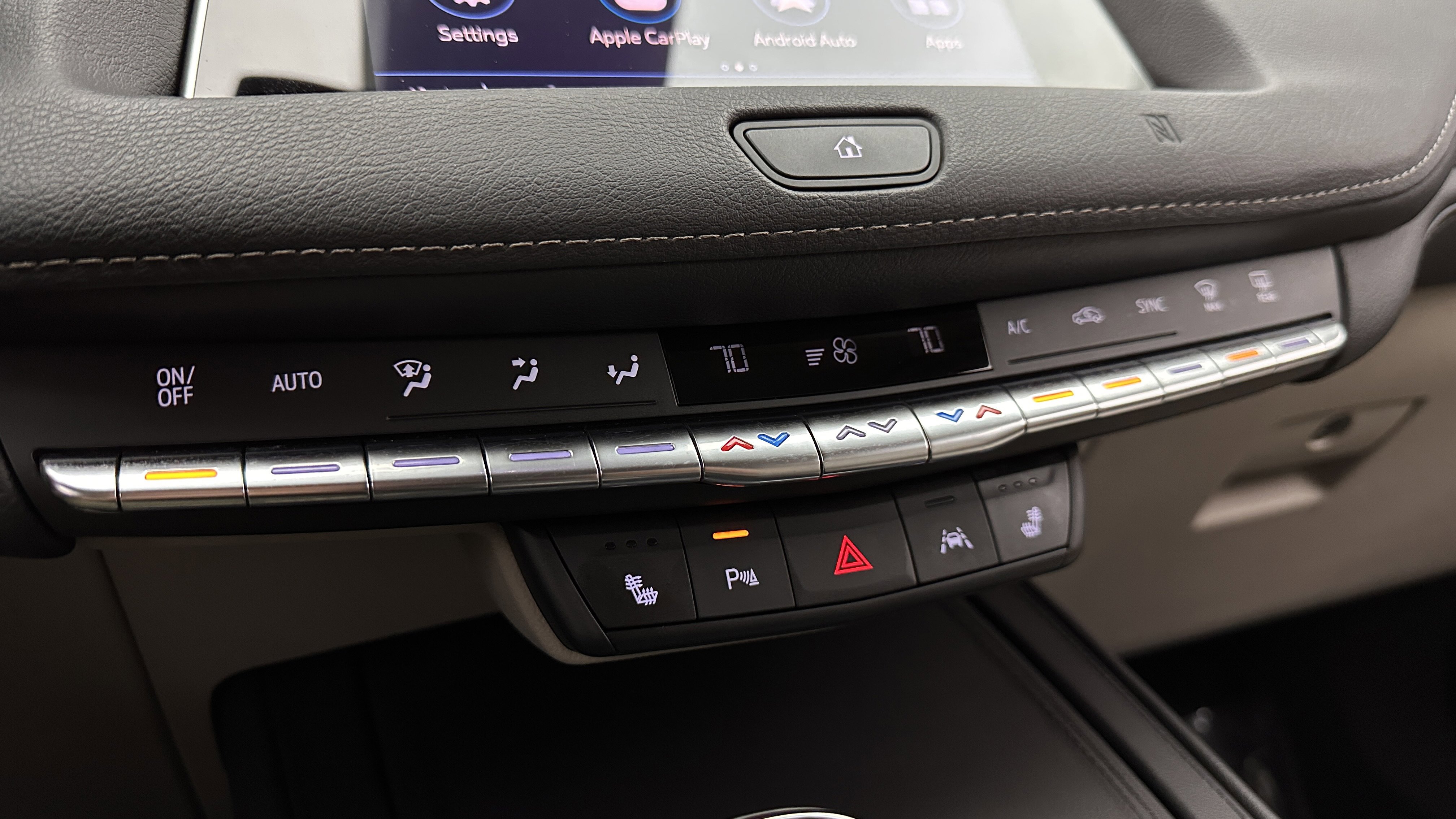 Used 2021 Cadillac XT4 Luxury w/ Cold Weather Package FWD image 17