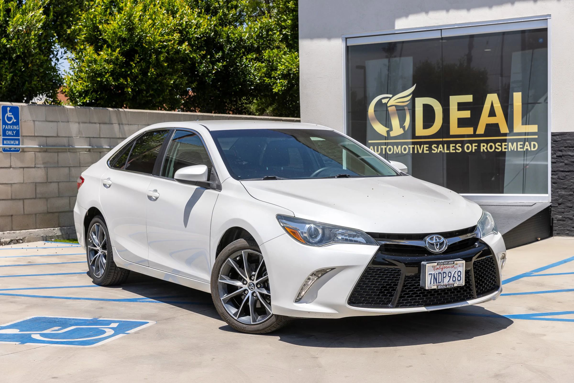 Used 2015 Toyota Camry XSE FWD image 2