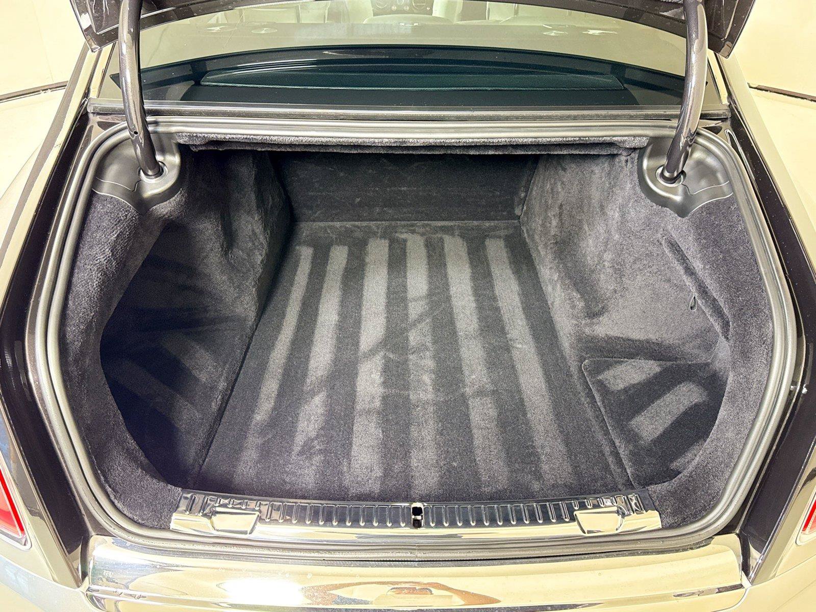 Used 2023 Rolls-Royce Phantom Sedan RWD image 32