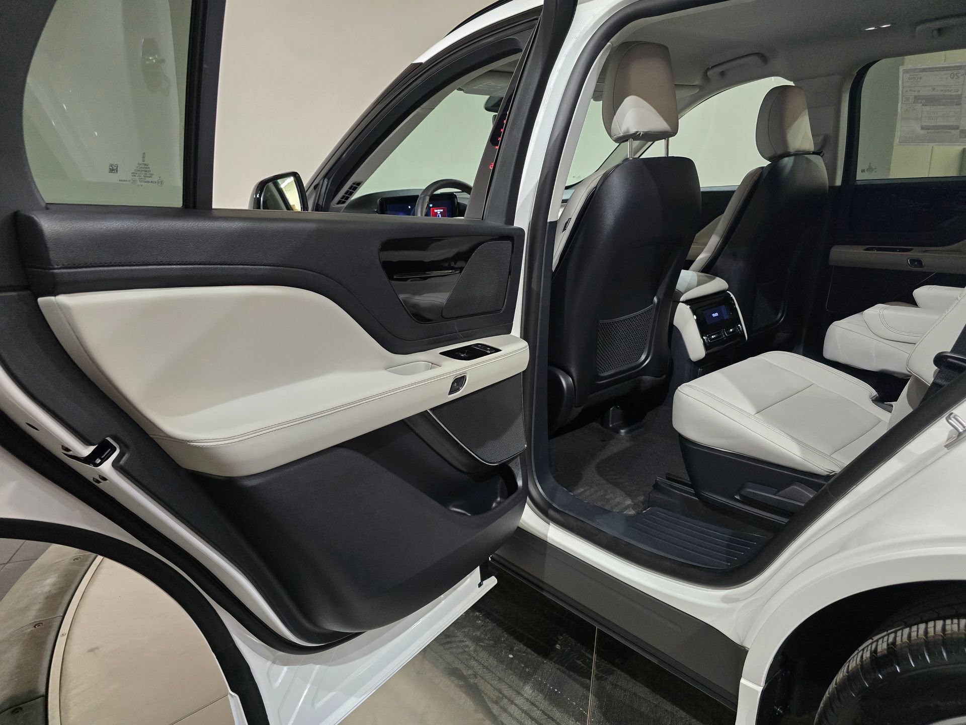 New 2026 Lincoln Aviator AWD w/ Jet Appearance Package image 25