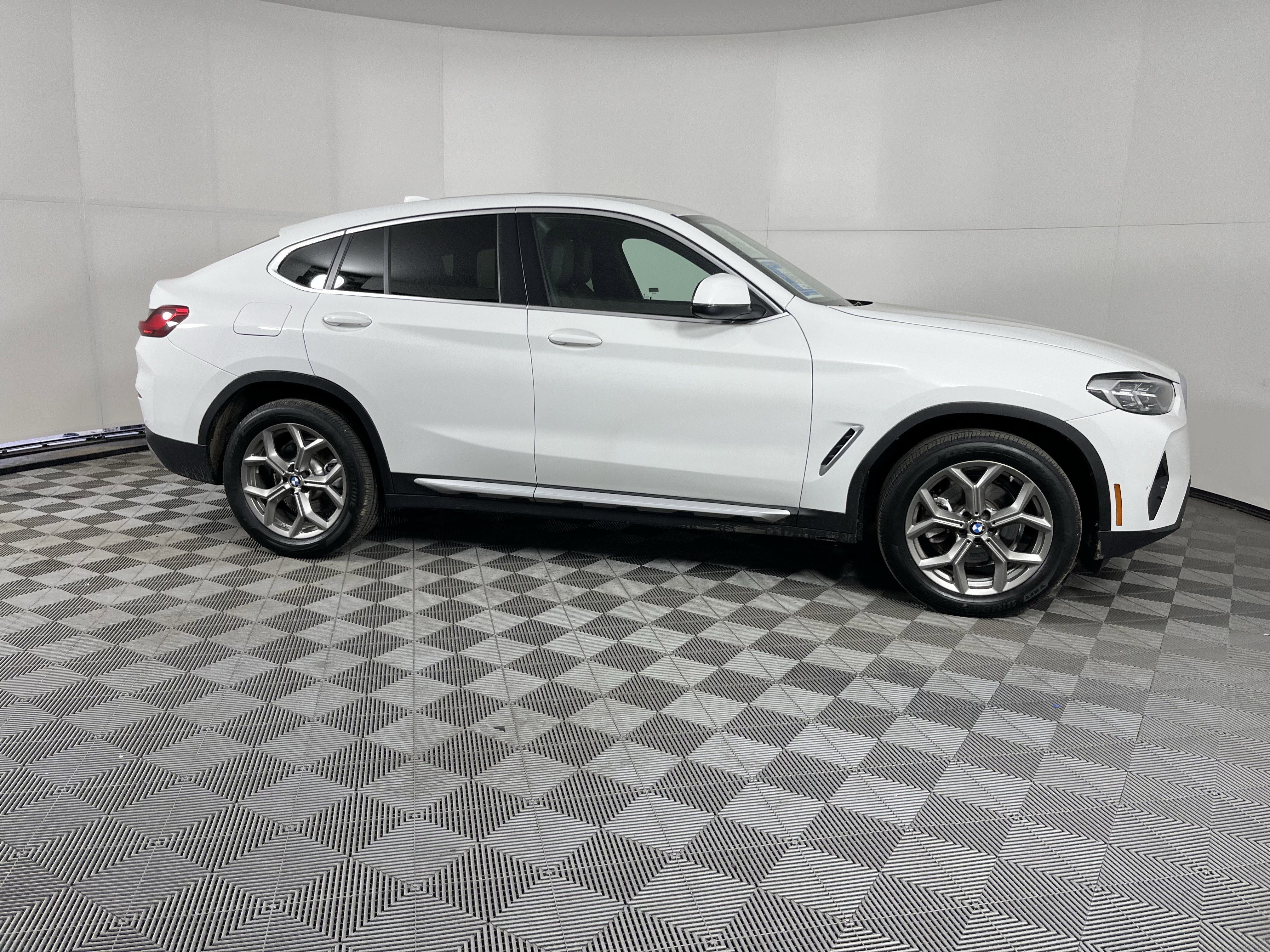 Used 2025 BMW X4 xDrive30i image 6