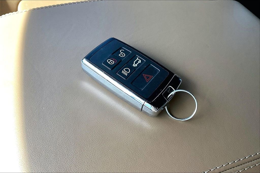 Used 2025 Land Rover Defender 110 X-Dynamic SE image 10