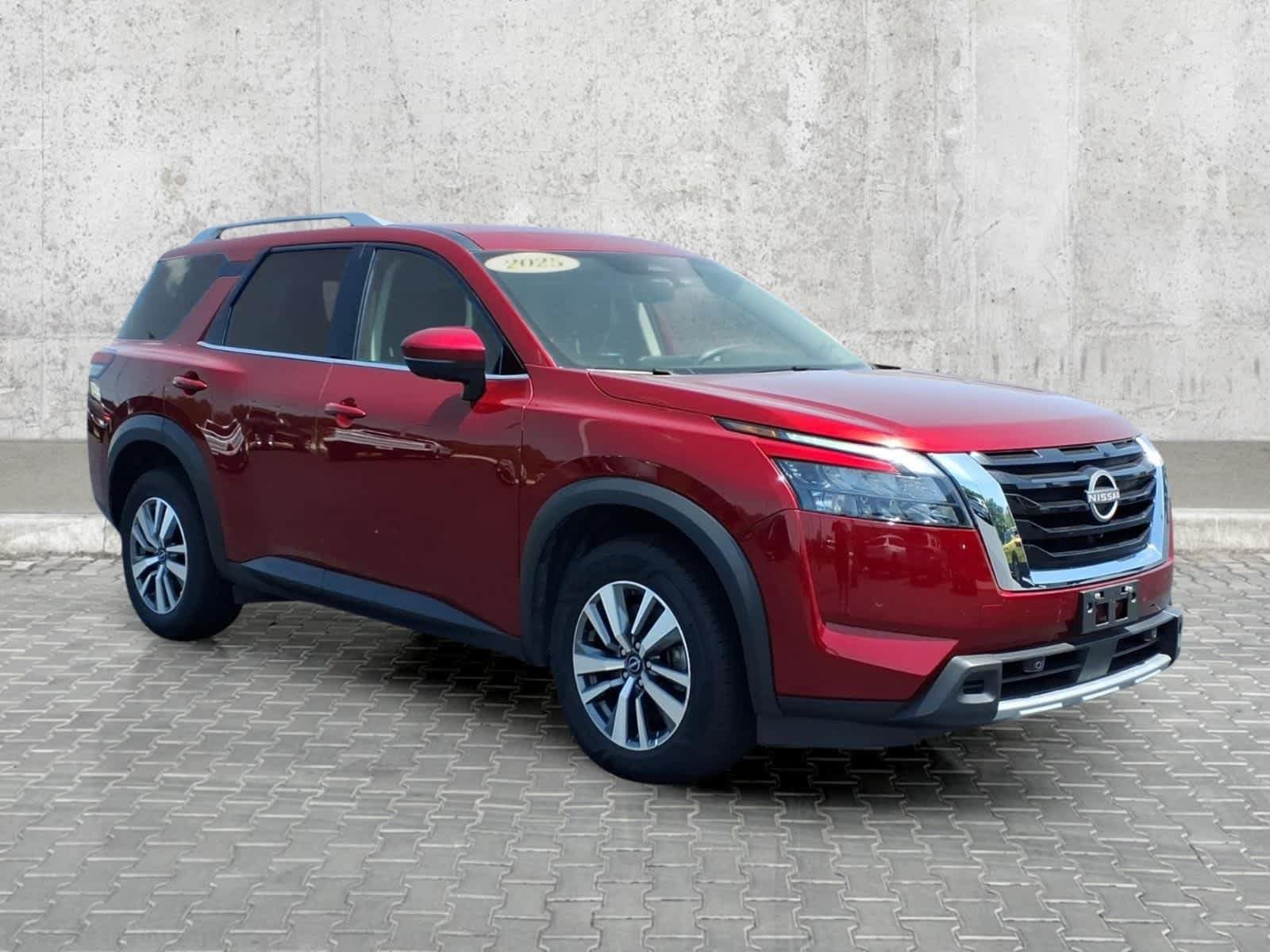 Used 2025 Nissan Pathfinder SL AWD/4WD image 2