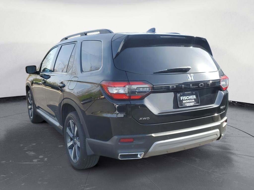 Used 2025 Honda Pilot Touring image 4